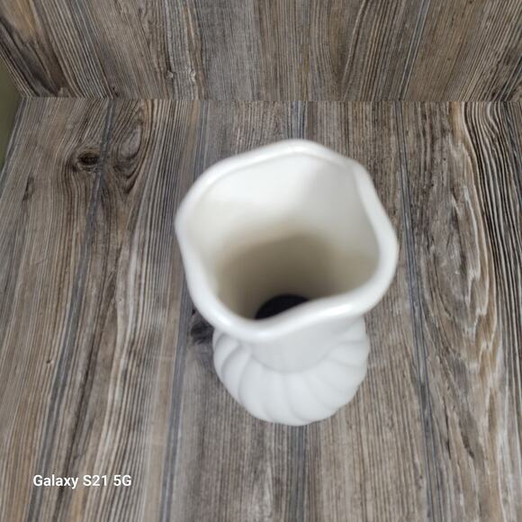 Vintage Hull Vase F 69, Matte White, Swirl Base 9-12" - Picture 3 of 7